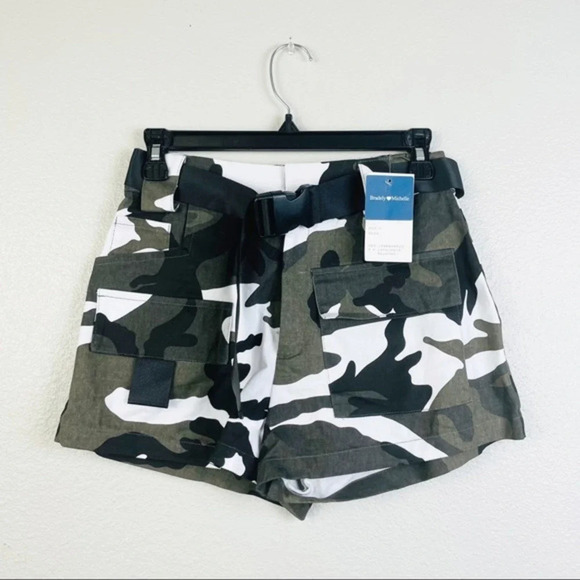 BRADELY MICHELE NWT Camo Cargo Style Shorts Small - Picture 1 of 6